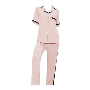 Pyjama en modal côtelé rose avec manches courtes, pantalon et liseré bleu contrasté