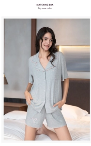 Détail du pyjama gris côtelé montrant la broderie cœur rose et les manches courtes boutonnées