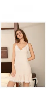 Détail du col en V en dentelle et de l'ourlet sur une nuisette en coton modal doux