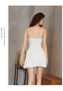 Détail de l'ourlet plissé en tricot blanc et des fines bretelles au dos de la robe