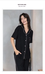 Détail de la poche du pyjama en modal noir avec broderie cœur et liseré blanc contrasté
