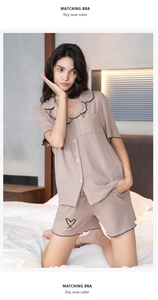 Détail du pyjama modal rose séché avec textures verticales et broderie en forme de cœur