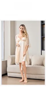 Dettaglio del bordo in pizzo e tessuto effetto seta del set camicia da notte beige