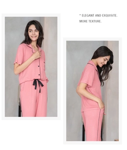Détail de pyjama modal rose à rayures avec haut boutonné et nœud de serrage noir élégant