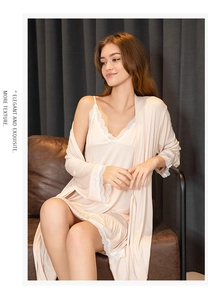 Détail d'une nuisette en satin beige clair avec dentelle et son peignoir assorti