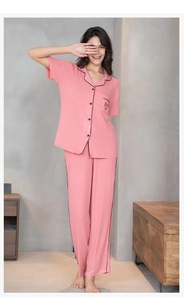 Détail de l'ensemble pyjama en modal rose avec poche cœur et liserés contrastés