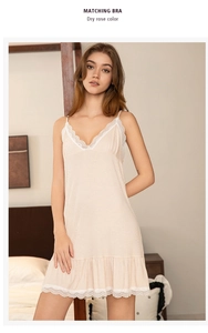 Détail de chemise de nuit rose en modal avec dentelle blanche et col en V sophistiqué