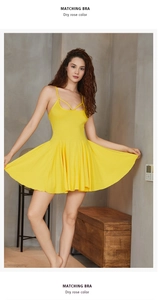 Détail d'une mini robe en tricot plissé jaune vif avec fines bretelles et col croisé