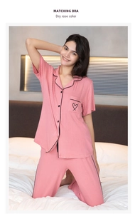 Ensemble pyjama en modal rose avec haut boutonné à manches courtes et broderie cœur