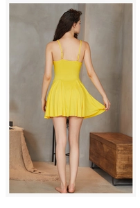 Détail d'un ourlet plissé jaune vif sur une nuisette confortable en coton tricoté