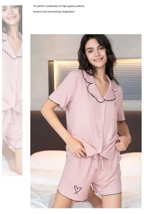 Détail du pyjama rose en modal montrant la broderie cœur et le tissu côtelé