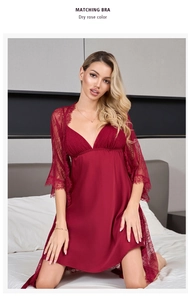 Dettaglio del pizzo e finitura satinata del set da notte due pezzi color rosa secco