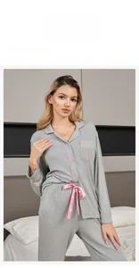 Détails du pyjama en modal avec liserés roses et broderie de la lettre V sur la poche