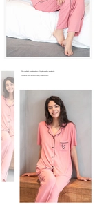 Détail du pyjama en modal rose avec liseré noir et poche à motif cœur pour femmes