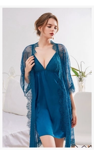 Detail von blauem Satin-Nachthemd mit V-Ausschnitt und passendem Spitzen-Cardigan-Set