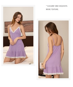 Détail de la nuisette en modal violette avec dentelle blanche et texture côtelée