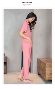Détail d'un pyjama en modal rose séché avec rayures verticales et col à revers doux