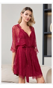 Dettaglio del set vestaglia e sottoveste rosso scuro con delicati ricami in pizzo floreale