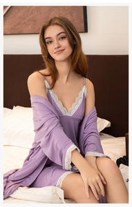 Détail d'un ensemble nuisette violette avec dentelle blanche délicate et texture côtelée