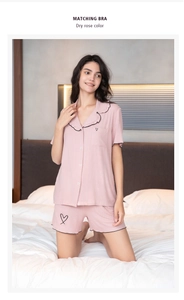 Détail du pyjama modal rose fané avec broderie cœur et bordure festonnée noire