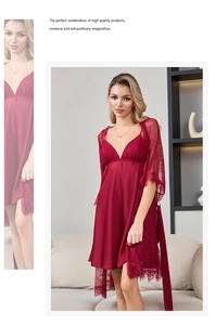 Dettaglio ravvicinato della vestaglia in pizzo rosso scuro con sottoveste in seta