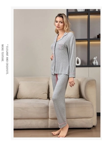Détail de pyjama en modal gris avec passepoil rose, rayures et broderie en V