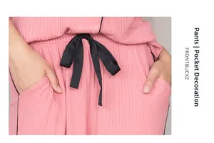 Détail du pantalon de pyjama en modal rose avec cordon noir et liseré contrasté aux poches