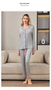 Détails du pyjama gris côtelé avec passepoil rose contrasté et cordon en satin