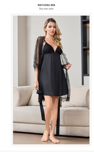 Dettaglio della camicia da notte in raso nero con pizzo e vestaglia coordinata