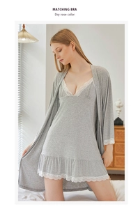 Détail d'un ensemble nuisette en coton modal gris avec dentelle et peignoir assorti