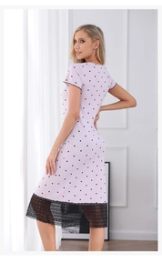 Détail de la chemise de nuit parme à pois avec dentelle noire raffinée sur l'ourlet