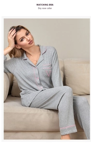 Détail d'un ensemble de pyjama en modal gris clair avec passepoil rose et broderie sur poche