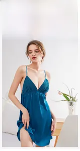 Pfauenblaues Satin-Nachthemd mit filigranem V-Ausschnitt aus Spitze und Detail-Infos