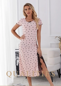 Vue détaillée d'une robe rose à motifs de cœurs avec dentelle noire raffinée et petit nœud