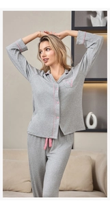 Détail du pyjama rayé en modal gris avec liseré rose et texture en maille douce