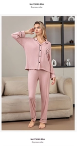 Détail du pyjama en modal rayé rose sec avec broderie V et passepoil contrasté