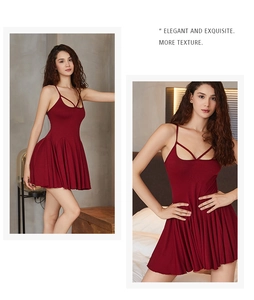 Détail de nuisette bordeaux avec décolleté croisé et texture plissée élégante