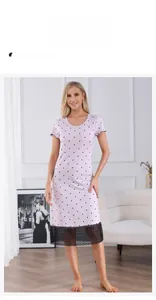 Vue détaillée d'une chemise de nuit rose à pois avec une élégante bordure en dentelle noire