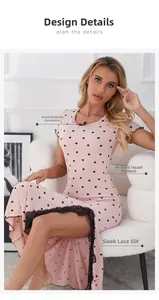 Détails de la chemise de nuit rose à cœurs avec nœud noir et fente en dentelle