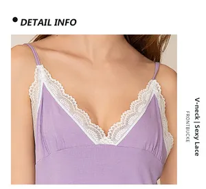 Vue détaillée du pyjama violet côtelé à col en V avec dentelle blanche et boucle avant