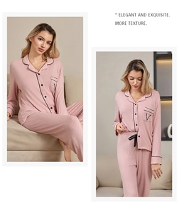 Pyjama en modal rose à rayures avec haut boutonné à liseré noir et pantalon assorti élégant
