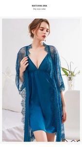 Detail von Satin Nachthemd mit eleganter Wimpernspitze und passendem Bademantel-Set