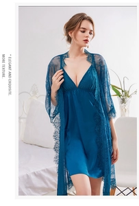 Completo vestaglia blu pavone in raso di seta con ampi bordi in pizzo e texture lussuosa