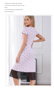 Détail de chemise de nuit rose à pois avec ourlet en dentelle noire et texture douce