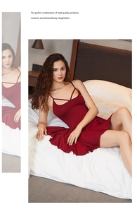 Détail de nuisette en coton bordeaux avec encolure lacée et ourlet à volants