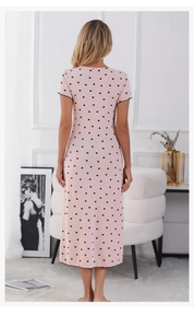 Vue arrière détaillée d'une chemise de nuit rose avec motifs cœurs et bords ondulés