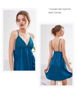 Dettaglio della camicia da notte in raso blu scuro con pizzo delicato e schiena scoperta