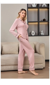 Détail de la poche du pyjama en modal rose avec liseré noir contrasté et lettre V