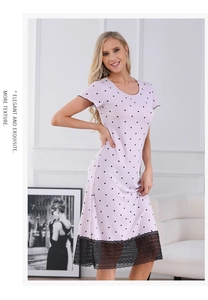 Détail de la chemise de nuit à pois avec une bordure en dentelle noire élégante au bas