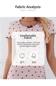 Détail du tissu côtelé rose de chemise de nuit avec motifs cœurs et nœud au col